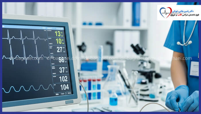 تصویر یک مانیتور پزشکی را نشان میدهد که نوار قلب (ECG) و علائم حیاتی بیمار در آن نمایش داده میشود.