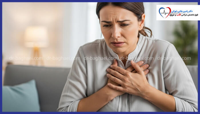  تصویر زنی را نشان می‌دهد که با حالتی نگران دست‌هایش را روی قفسه سینه خود قرار داده است.