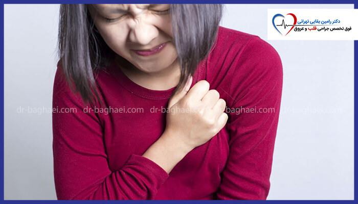 زنی جوان با موهای تیره و پیراهن آستینبلند قرمز، در حالی که دستش را روی قفسه سینه گذاشته، از درد و ناراحتی چهرهاش درهم کشیده است. در گوشه بالا سمت چپ تصویر، لوگویی با طرح قلب و خط الکتروکاردیوگرام به همراه نام «دکتر رامین بقایی تهرانی» به زبان فارسی دیده میشود.