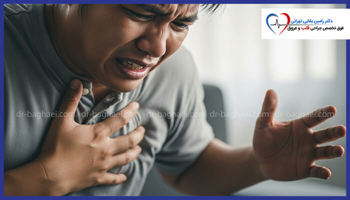 نمای نزدیک از مردی که دستش را روی قفسه سینهاش گذاشته و درد شدیدی را تجربه میکند.