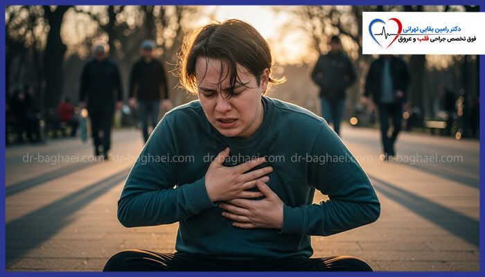 مرد جوانی که در پارک و در حال پیادهروی دچار درد قفسه سینه شده و روی زمین نشسته است.