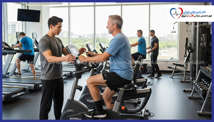  تصویری از یک سالن ورزشی با نور روشن که در آن یک مربی در حال کمک به یک مرد مسن‌تر است تا با دوچرخه ثابت ورزش کند. چند نفر دیگر در پس‌زمینه در حال دویدن روی تردمیل هستند. لوگوی دکتر رامین بقایی تهرانی (فوق تخصص جراحی قلب و عروق) در سمت راست بالای تصویر دیده می‌شود.