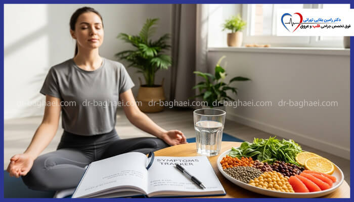 زنی با لباس ورزشی در حال مدیتیشن در وضعیت لوتوس (چهار زانو) است. در جلوی او یک دفترچه یادداشت به نام "ردیاب علائم" (Symptoms Tracker)، یک لیوان آب و یک بشقاب پر از مواد غذایی سالم شامل میوه‌ها، سبزیجات برگ‌دار و حبوبات قرار دارد. این تصویر بر اهمیت مدیریت استرس، سلامت جسم و تغذیه برای قلب تاکید دارد.
