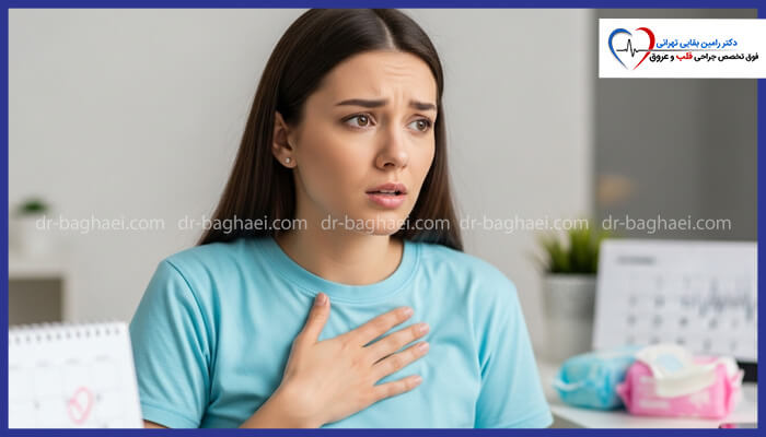 نمای نزدیک و نیم‌تنه از یک زن جوان با پیراهن آبی که با حالتی نگران دست خود را روی قفسه سینه گذاشته است که نشان‌دهنده تنگی نفس، درد یا اضطراب است. در پس‌زمینه، قسمتی از یک تقویم و محصولات بهداشتی زنانه دیده می‌شود که علائم مرتبط با دوره قاعدگی را القا می‌کند. 