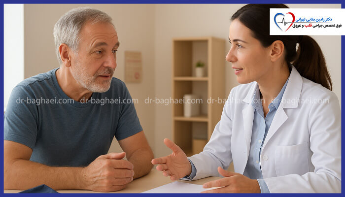 گفتگوی جدی و صمیمی بین یک پزشک زن و یک بیمار مرد مسن در حین مشاوره پزشکی