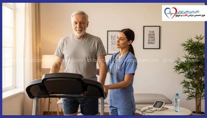 مرد مسن در حال راه رفتن روی تردمیل با کمک پرستار زن در طول توانبخشی قلبی