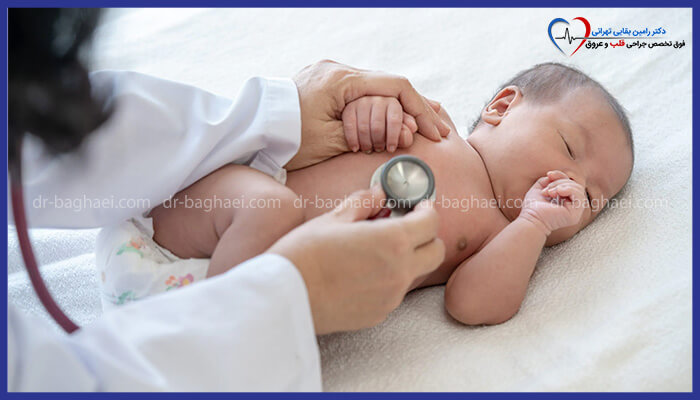 پزشک قلب در حال معاینه قلب و قفسه سینه یک نوزاد آرام با استفاده از گوشی پزشکی (استتوسکوپ) در طول چکاپ یا معاینه تخصصی