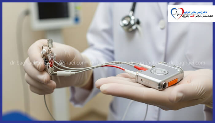 پزشک با دستکش سفید در حال نشان دادن دستگاه مانیتورینگ قلب و الکترودهای متصل به فنر