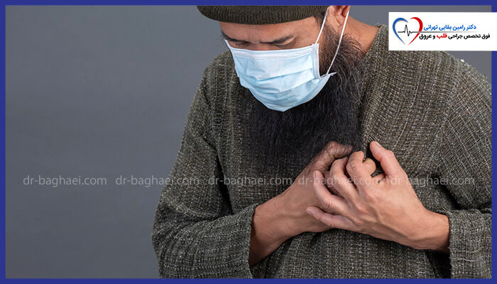 مردی جوان با ماسک و ریش بلند که دست‌هایش را روی قفسه سینه گرفته و نشان‌دهنده درد قلبی یا ناراحتی است.