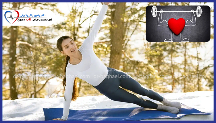 بانوی ورزشکار در حال انجام حرکت پلانک روی تشک یوگا در یک محیط برفی و زمستانی.