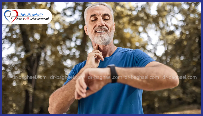 مرد میانسال در حال چک کردن ضربان قلب از طریق نبض گردن