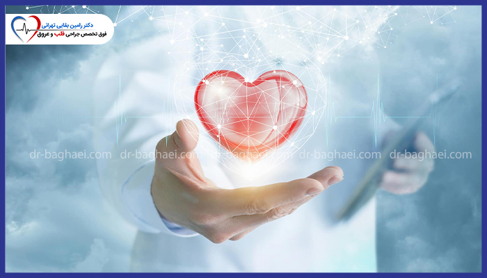 گرافیک دیجیتالی و درخشان یک قلب قرمز در دستان پزشک متخصص قلب و عروق